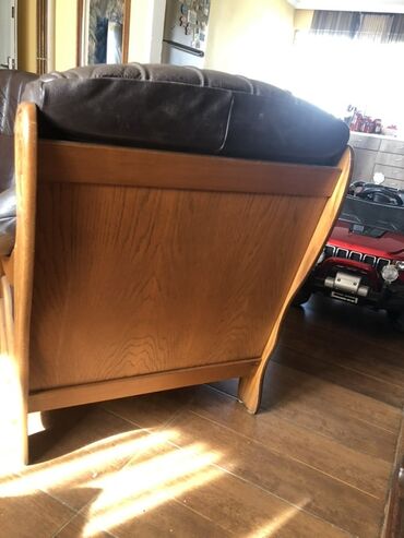 Sofe i kaučevi: Kožna dvosed fotelja sa drvenim ramom - Materijal sedenja/naslona — 8