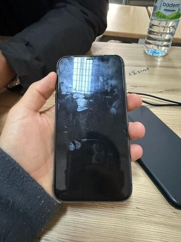 Apple iPhone: IPhone 11 — 6