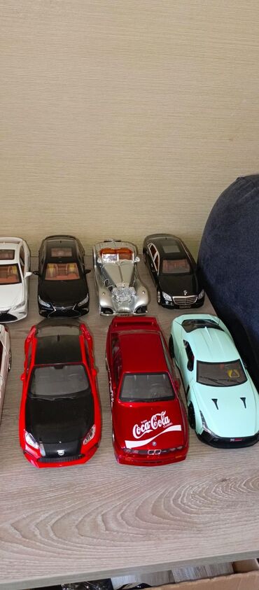 Avtomobil modelləri: Kolleksiya üçün model avtomobillər. Hər biri 15 AZN. Ünvan Yeni — 8