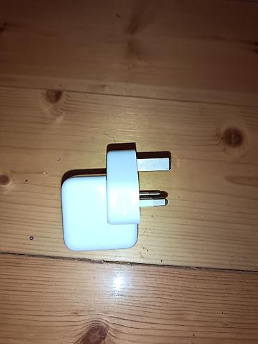 ipad зарядка: Apple İpadin orijinal adaptoru. İpadin üstünde gəlib, 25 voltdur — 1