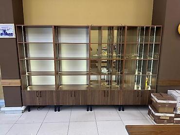 Vitrinli mağaza rəfi – şüşəli və açıq bölməli - Material: ağac lalafo.az -da Vitrinli mağaza rəfi – şüşəli və açıq bölməli - Material: ağac