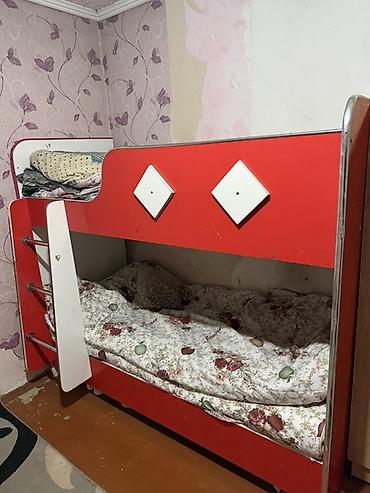 офисный столы: Двухъярусная детская кровать, Б/у, ЛДСП, цвет - Красный — 1