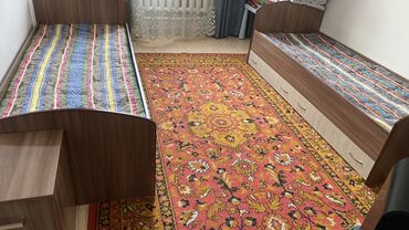 две односпальные кровати: Две односпальные кровати с матрасами, выполненные в классическом