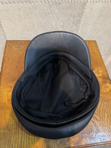 Baş geyimləri: Qara dəri kepka – kapitan/baker boy stili - Material: yüksək — 4