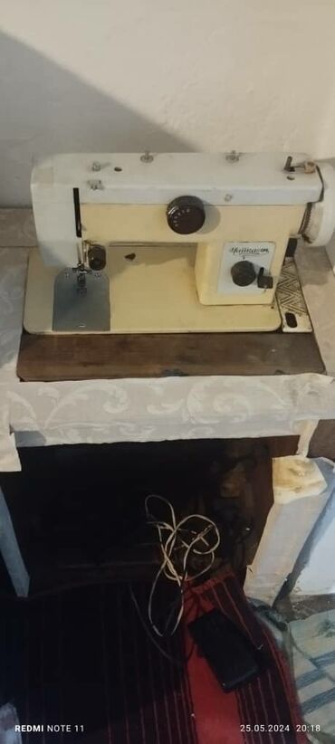 Швейные машины: Швейная машина Вышивальная, Полуавтомат