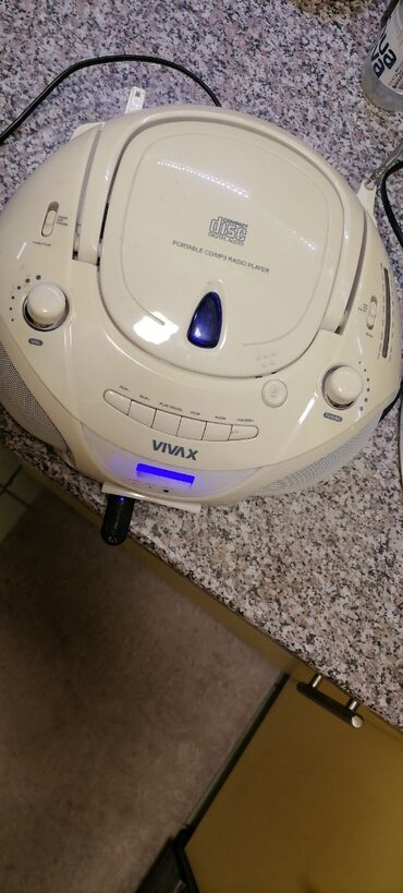 Pojačala i prijemnici: Radio veći VIVAX sa ispravnim CD i USB
Lep Radio
 Mirjevo — 9