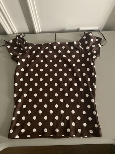 Köynəklər: Kofta tezedir 36 razmerə gedir,Avropadan alınıb.2 ci vodolaska dilvin — 9