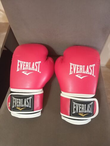 Əlcəklər: Everlast əlcəklər yaxşı vəziyyətdədir, istifadə olunur