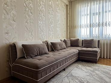 Divan bir ay əvvəl alınıb, 1200 manata almışıq. Köçdüyümüz üçün
