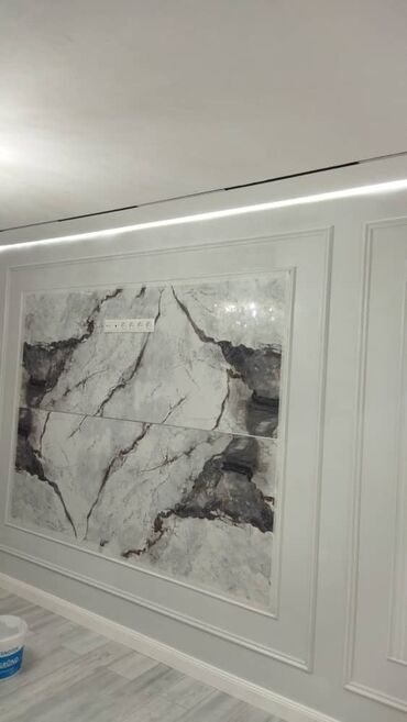 Ванны: Современная ванная комната с отделкой плиткой под мрамор. В стене — 10