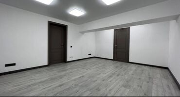 Офисы: Сдаю под офис цокольный этаж 30м.кв., цена 28000 сом после евро