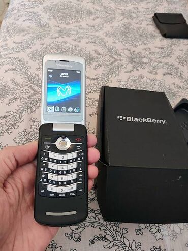 telf: Blackberry Pearl Flip 8220, rəng - Qara