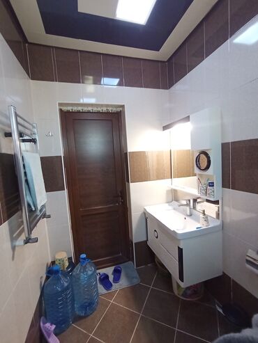 Həyət evləri və villaların satışı: Satılır: həyət evi 3 sotun içində 8 daş kürsülü 3 otaqlı təmirli sənət — 12