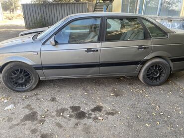 антена на машину: Volkswagen Passat B3 седан - Кузов: 4-дверный седан, серый цвет