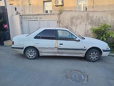 Peugeot Pars sedan – ağ rəng, 4 qapı, öndən‑çəkişli. Xüsusiyyətlər: -