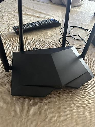 Modemlər və şəbəkə avadanlıqları: Wi‑Fi marşrutizatoru – 4 antenalı, qara korpus Xüsusiyyətlər: - 4 — 4
