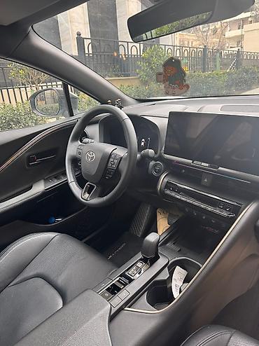 servis arabaları: Toyota C-HR: 1.8 l | 2024 il Krossover — 9