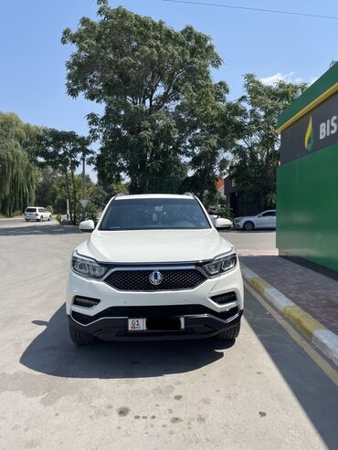 семиместные машины: Белый внедорожник SsangYong Rexton с современным дизайном и