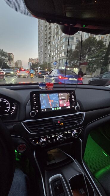 Honda: Honda Accord sedan – qara rəng, 4 qapılı, şəhər/tras üçün komfortlu və — 9