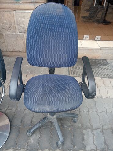 стол для маникюра: Mavi rəngli ofis kreslosu, rahat istifadə üçün qoltuqaltıları ilə