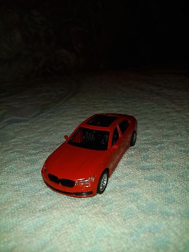 Qırmızı sedan miniatür avtomobil modeli - Material: metal gövdə