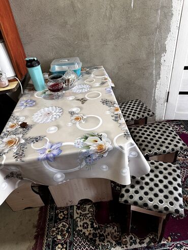 продаю стол для зала: Кухонный Стол, цвет - Бежевый, Б/у