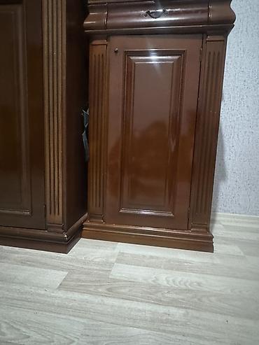 tunba: Klassik üslubda taxta tumba/şkaf - Material: massiv ağac, lak örtüklü — 1