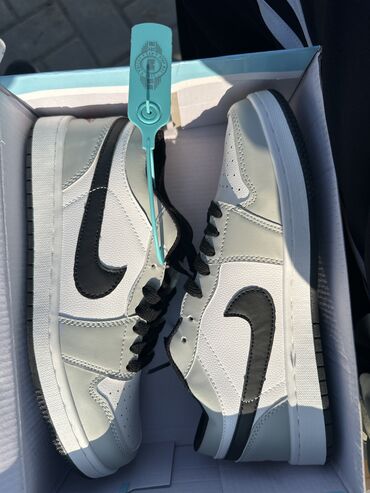 Кроссовки и спортивная обувь: Nike air jordan low smoke grey 41 размера новые срочно продаю отдам за