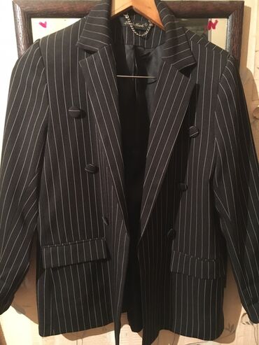pencekler qadin ucun: Qara rəngli, incə ağ zolaqlı klassik blezer. İkiqat düymələmə