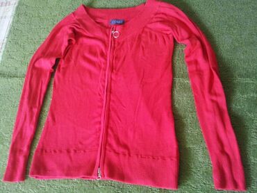 bluze na preklop: Crvenia bluza Polovna bluza mada može biti i tanji džemperak, čamac