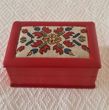 ćebe za piknik: Jewelry box, color - Red, Used