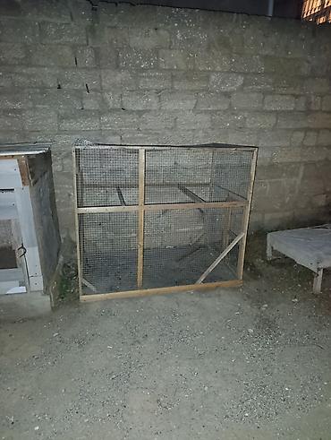 большая клетка для кролика: Torbadan hasarlı, taxta karkaslı iki mərtəbəli qəfəs - Material — 2