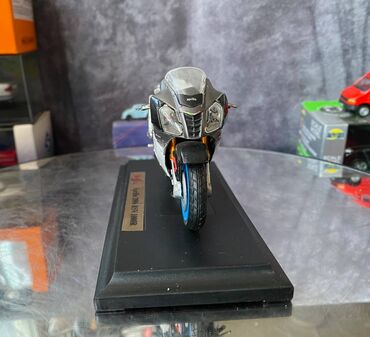 Avtomobil modelləri: Коллекционная модель Aprilia RSV 1000R White Red 2006 Maisto Scale — 10