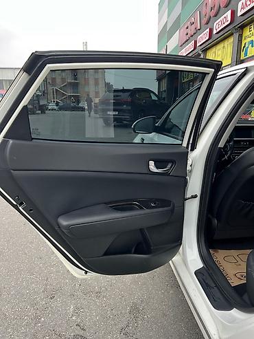 k5 kia: Kia K5 sedan – ağ rəng, benzinli, avtomat ötürücü. Xarici: - Arxa — 4
