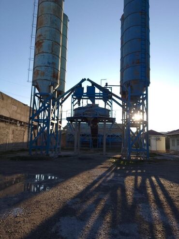 Beton qarışdıranlar: Hazır işlək vəziyyətdə beton zavod satılır. Saatda 250 kub beton — 1
