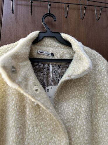 Другая женская одежда: Продаю женские одежды 1) Пальто альпака р50 новое 2500с 2) куртка р — 13