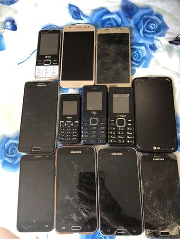 Digər mobil telefonlar: Bir yerdə müxtəlif modellərdən ibarət telefon dəsti. Tərkib: -