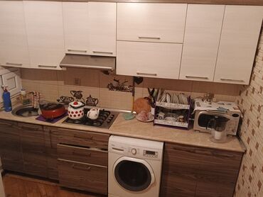 metbex meneli: Mətbəx mebeli dəsti - Üst modul: açıq krem rəngli, müasir düz xəttli