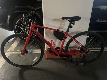 bulvarda velosiped qiymeti: Новый Трековый велосипед Trek, 28", скоростей: 9, Самовывоз