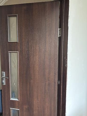 qapi bezekleri: Mebel qapısı – tünd qəhvəyi, şaquli şüşə panellərlə - Material: taxta — 1