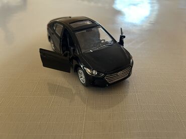 Avtomobil modelləri: Ağ rəngli mini avtomobil modeli (SUV tipli) - Material: metal və — 8