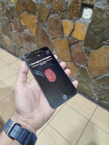 iphone yigilma: IPhone 8 Plus, 64 GB, Qara, Qırıq