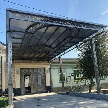 Другие строительные материалы: Металлические ворота с коваными элементами и навесом из поликарбоната — 22