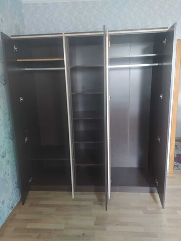 balkon dolab: Qəhvəyi və bej rənglərdə olan bu qarderob dəsti yataq otağınız üçün