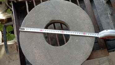 Alətlər: Salam çarx daşı böyükdü eni uzunu 35 sm qalınlığı 5sm .deşiyi 12.5sm