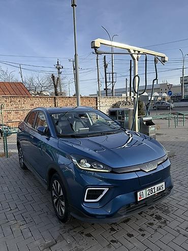 Другой электротранспорт: Электромобиль компактного класса (кроссовер) синего цвета. Кузов и — 2