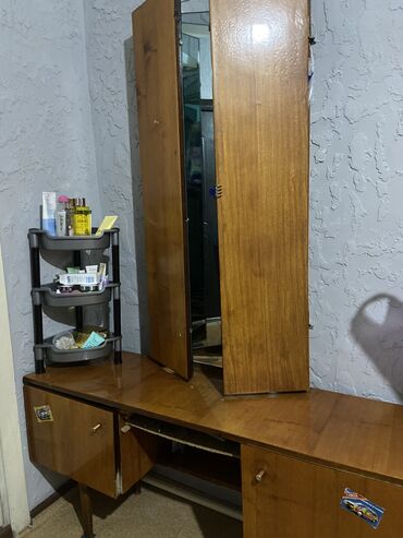 Другие мебельные гарнитуры: Продаю тримо 
В хорошем состоянии 
В зеркале нет трещины