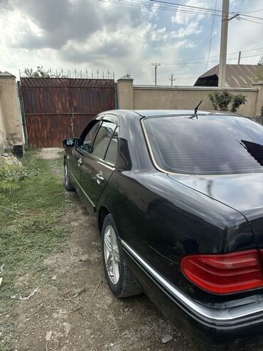 дом на обмен: Mercedes-Benz E-Class (W210), черный седан. Основные особенности: -