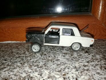 Oyuncaqlar: Məhsul: LED işıqlı kiçik ölçülü model avtomobil Təsvir: - Korpus — 6