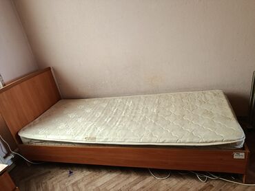 кресло кровать трансформер: Односпальная кровать из дерева. Кровать имеет прочную раму и изголовье